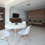 Damas Premium 23f Front - Pool & Parking בנידורם